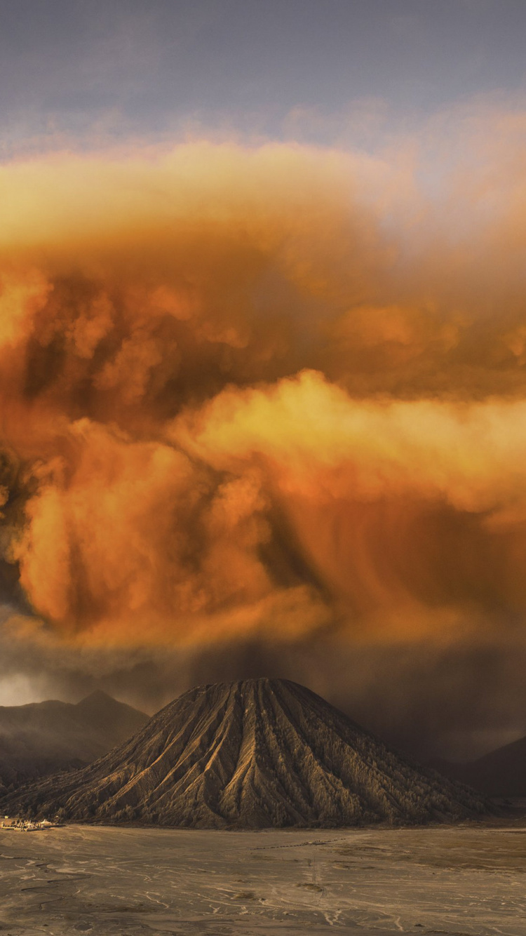 Brauner Und Schwarzer Berg Unter Weißen Wolken. Wallpaper in 750x1334 Resolution