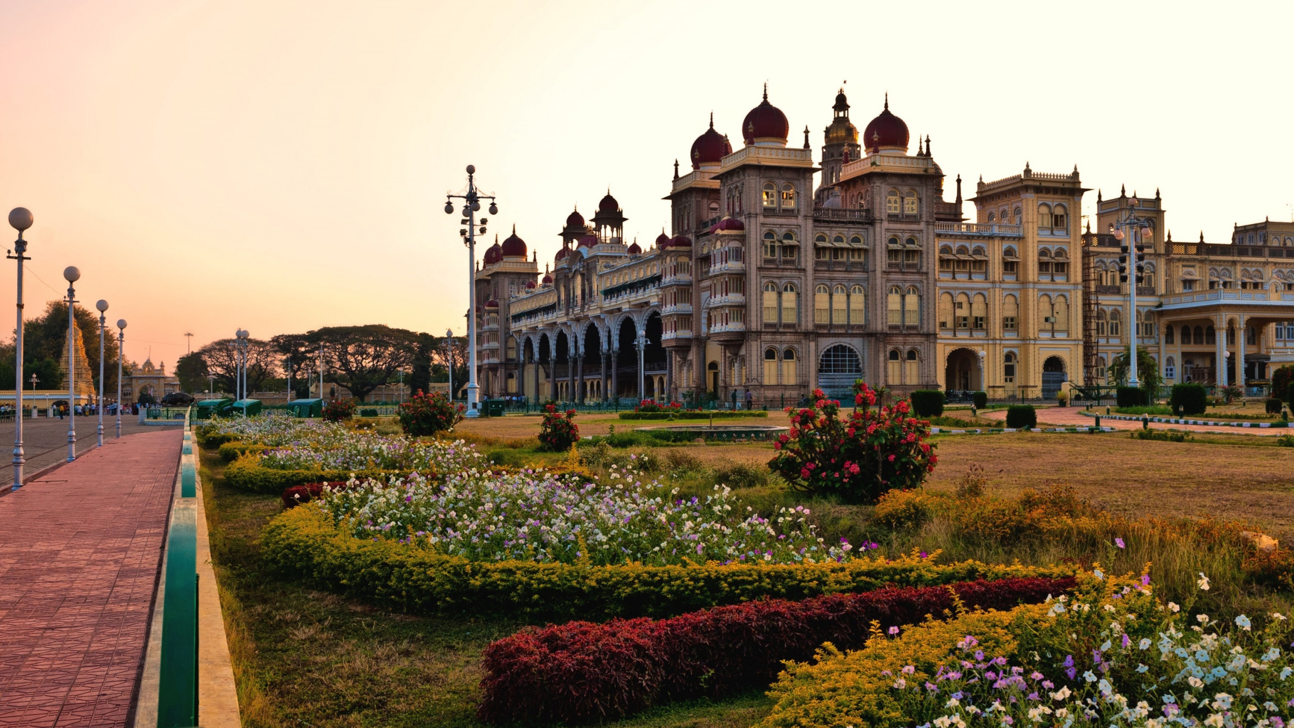 Bâtiment en Béton Marron et Blanc. Wallpaper in 2560x1440 Resolution