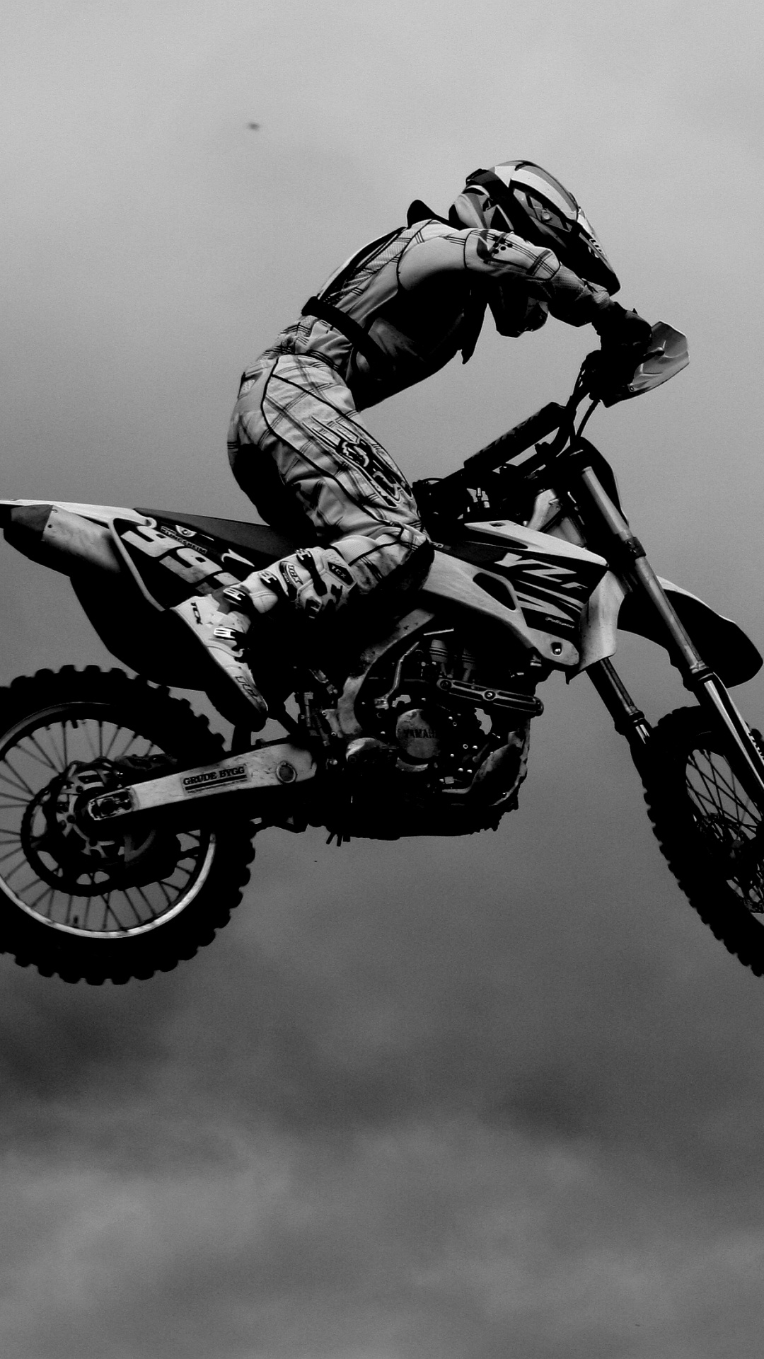Foto en Escala de Grises Del Hombre Montando Motocross Dirt Bike. Wallpaper in 1080x1920 Resolution