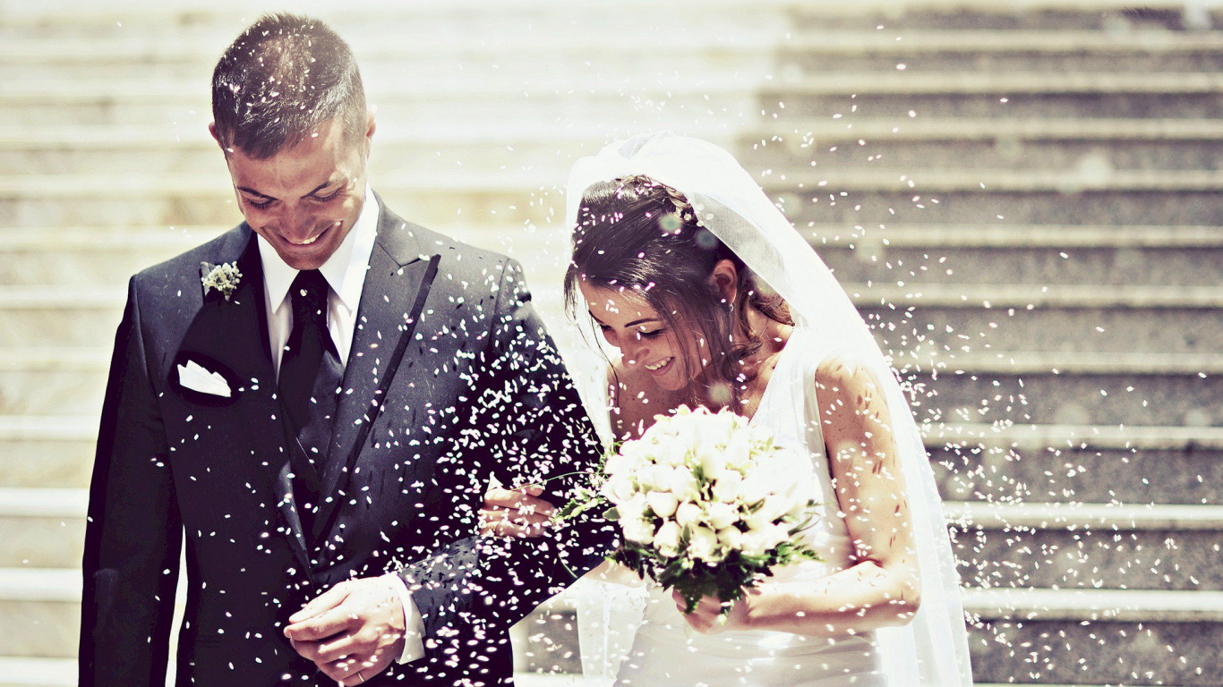 Mariage D'amour, Epoux, Couple, L'expression du Visage, Robe de Mariée. Wallpaper in 1366x768 Resolution