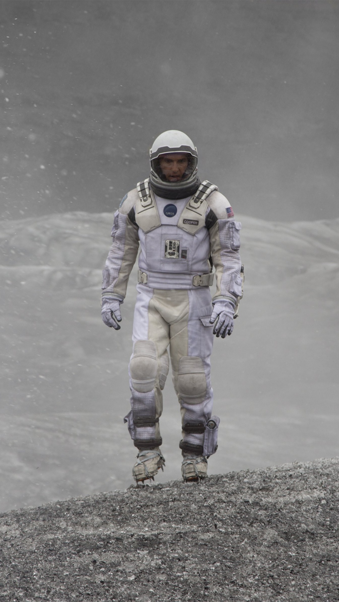 Personne en Veste et Pantalon Bleu et Blanc Debout Sur Une Route en Béton Gris Pendant la Journée. Wallpaper in 1080x1920 Resolution