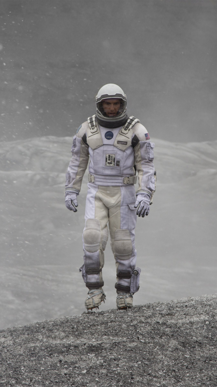 Personne en Veste et Pantalon Bleu et Blanc Debout Sur Une Route en Béton Gris Pendant la Journée. Wallpaper in 750x1334 Resolution