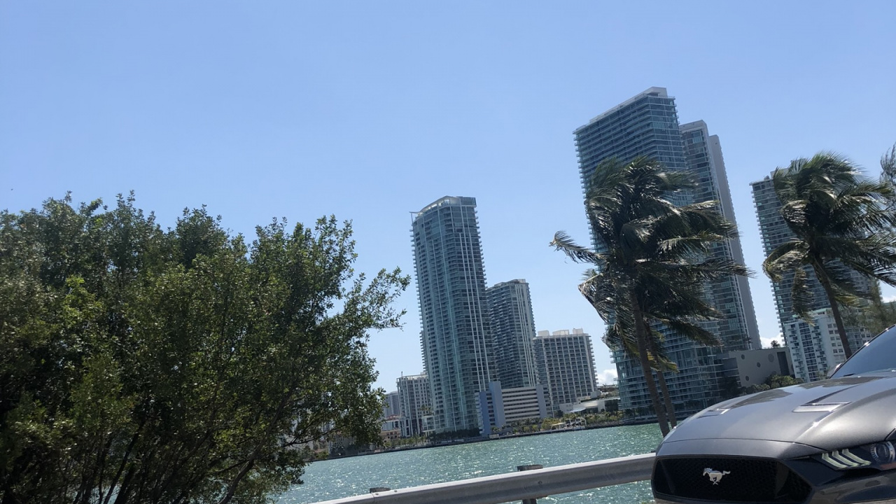 King, Mid Size Car, Compact Car, Daytime, Tower Block. Wallpaper in 1280x720 Resolution