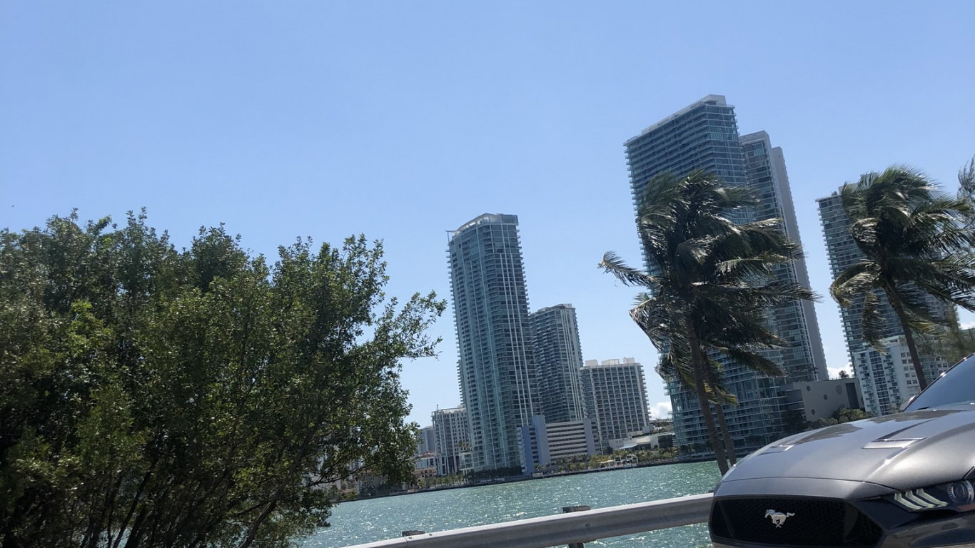 King, Mid Size Car, Compact Car, Daytime, Tower Block. Wallpaper in 1366x768 Resolution