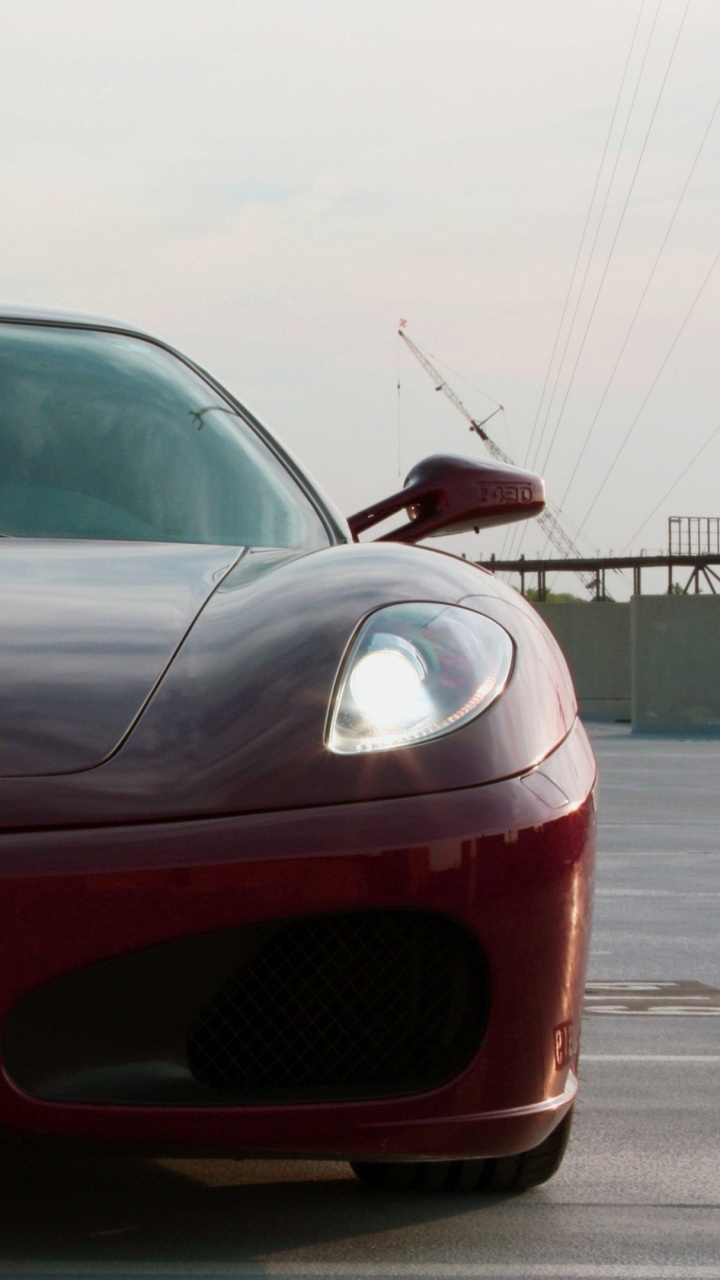 Ferrari Rouge 458 Italia Sur Route Pendant la Journée. Wallpaper in 720x1280 Resolution