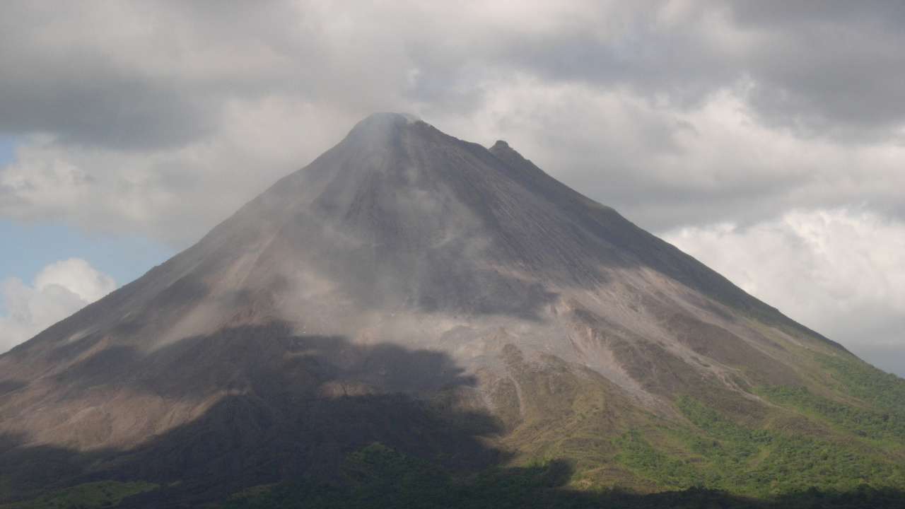 Green and White Mountain Under White Clouds During Daytime. Wallpaper in 1280x720 Resolution