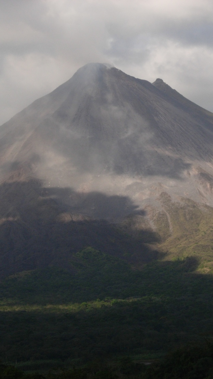 Montaña Verde y Blanca Bajo Nubes Blancas Durante el Día. Wallpaper in 720x1280 Resolution