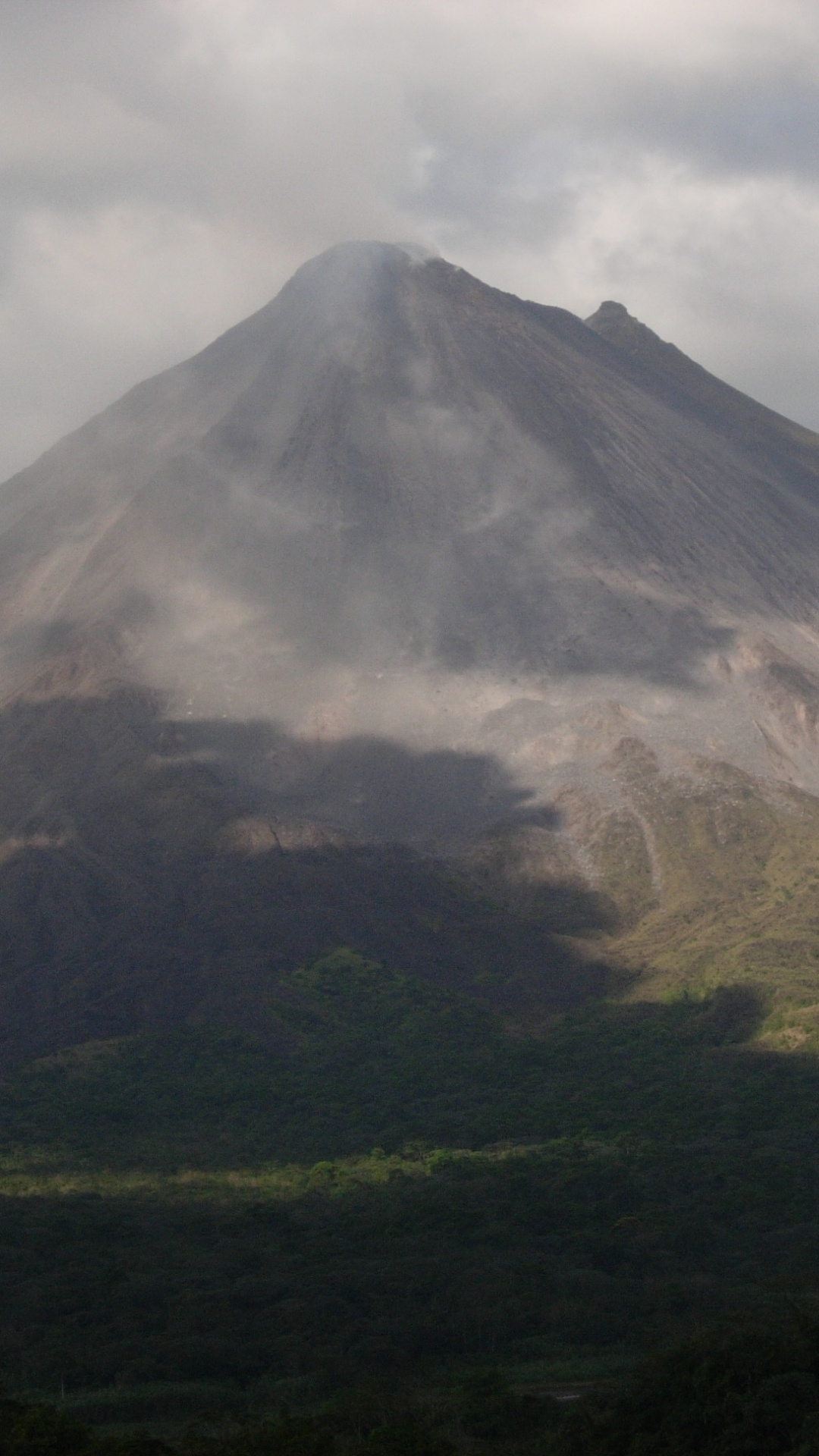 Tagsüber Grün-weißer Berg Unter Weißen Wolken. Wallpaper in 1080x1920 Resolution