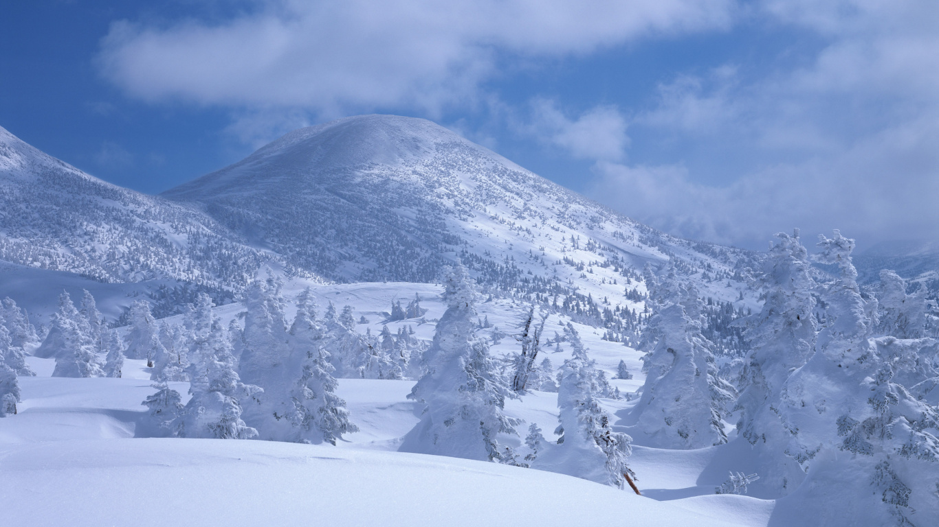 Montaña Cubierta de Nieve Bajo un Cielo Azul Durante el Día. Wallpaper in 1366x768 Resolution