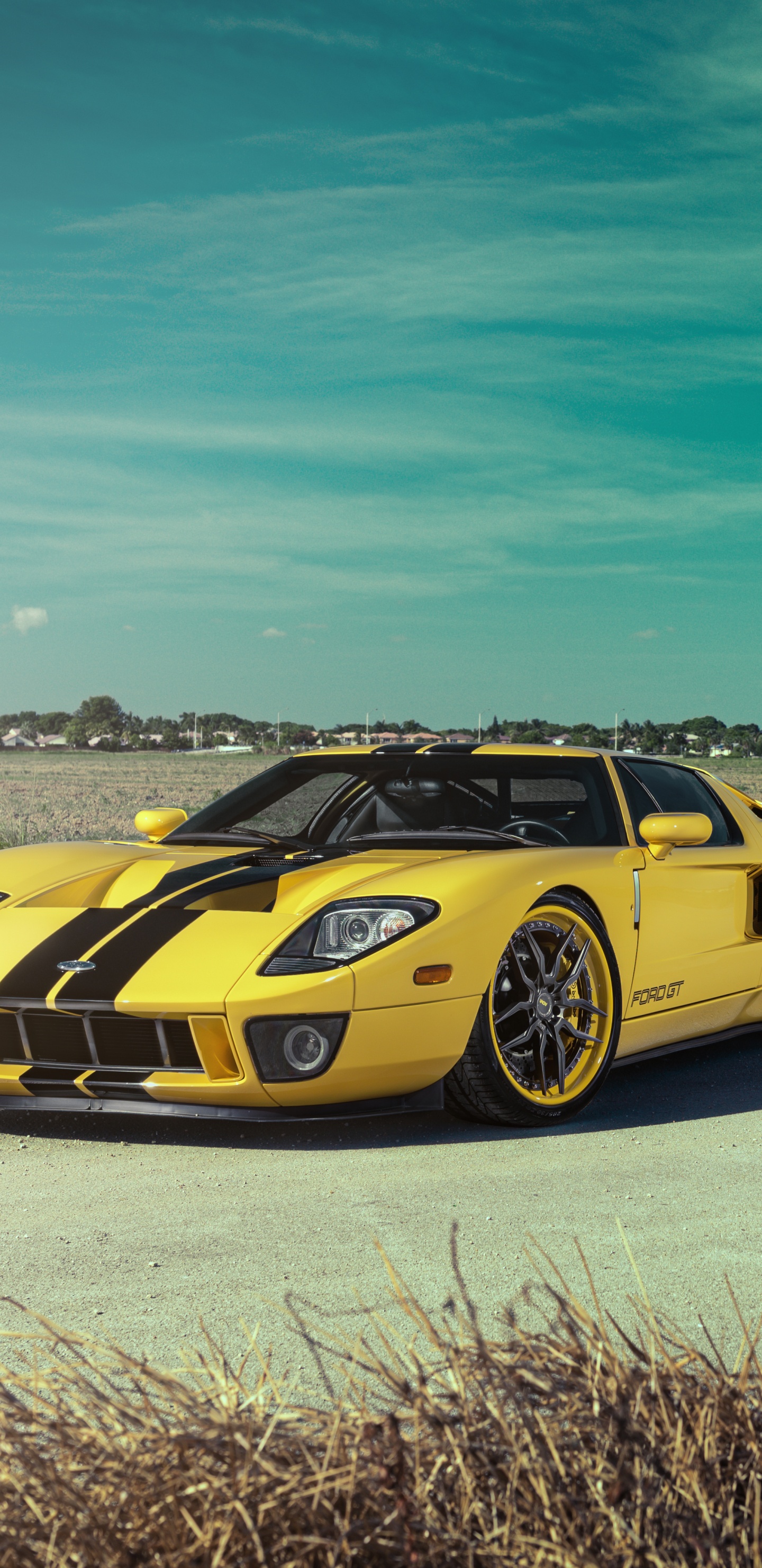 Porsche 911 Amarillo en Campo Marrón Bajo un Cielo Azul Durante el Día. Wallpaper in 1440x2960 Resolution