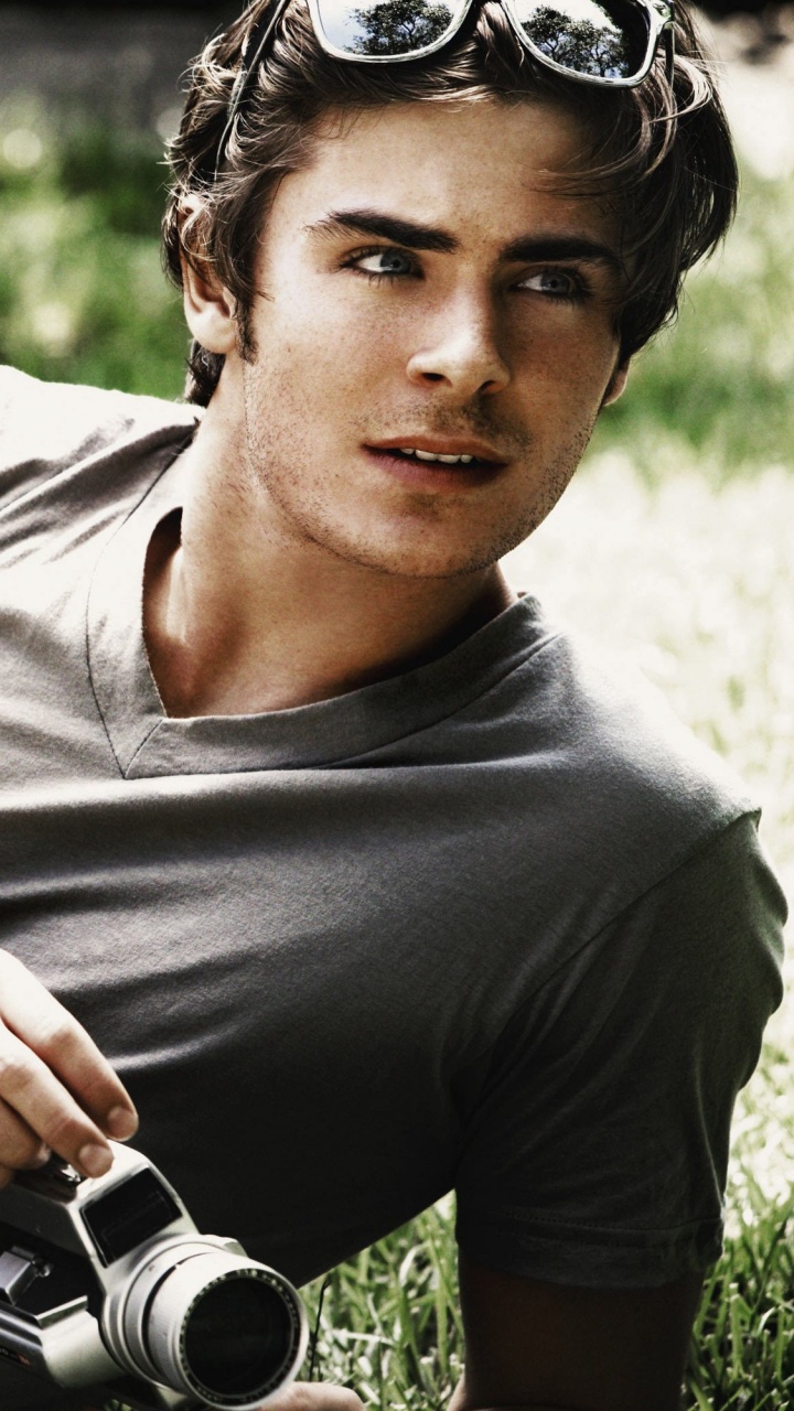 Zac Efron, Músculos, Cantante, Hombre, Humanos. Wallpaper in 720x1280 Resolution