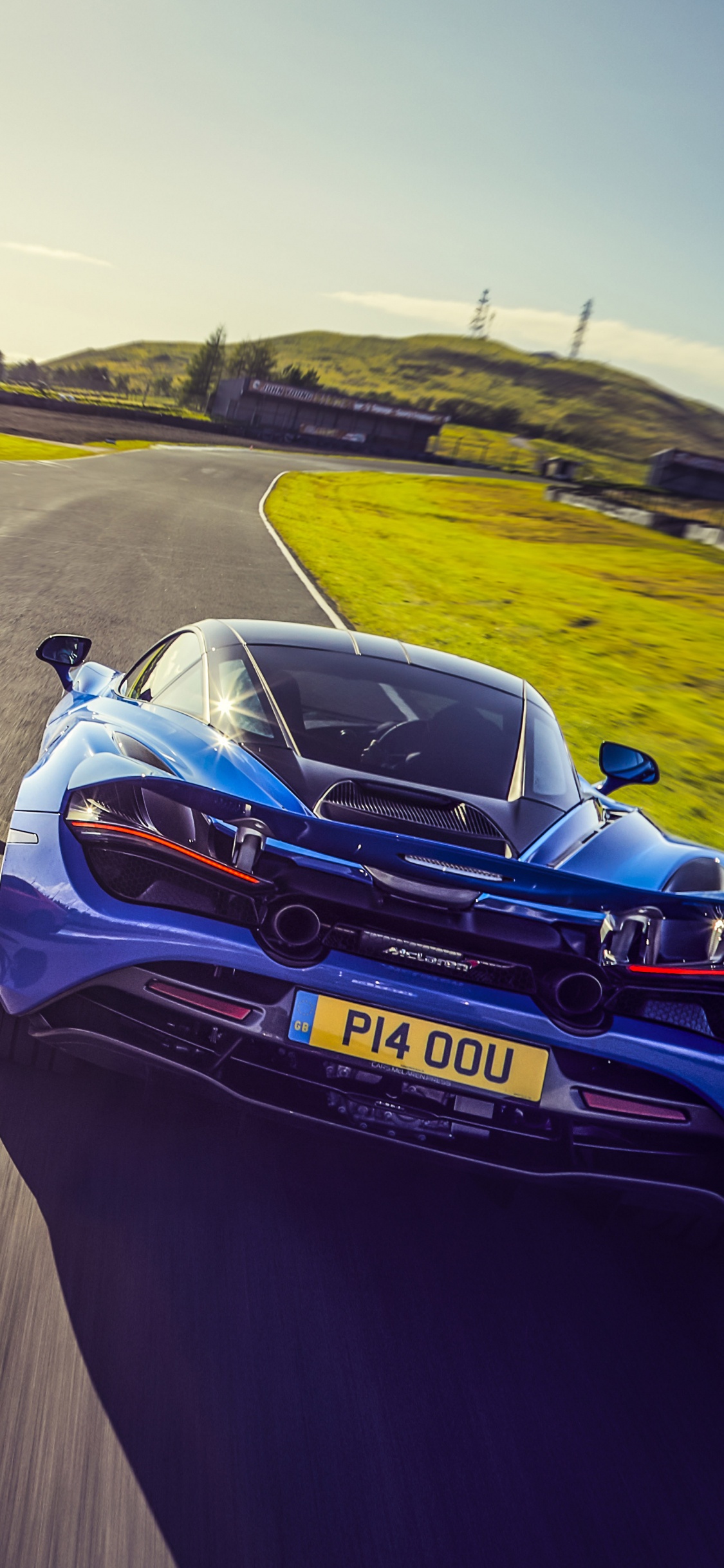 Chevrolet Camaro Jaune et Bleu Sur Route Pendant la Journée. Wallpaper in 1125x2436 Resolution