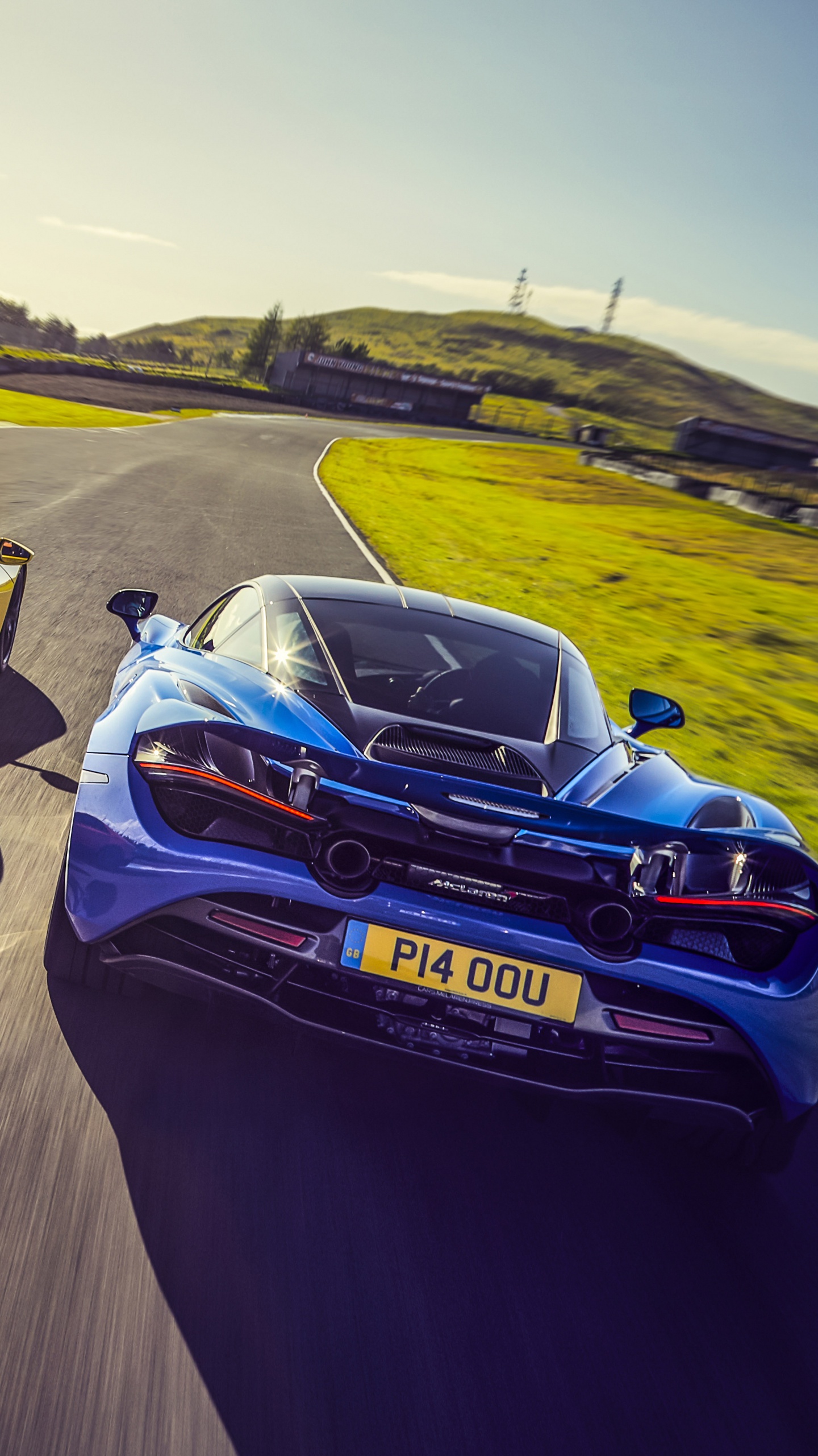 Chevrolet Camaro Jaune et Bleu Sur Route Pendant la Journée. Wallpaper in 1440x2560 Resolution