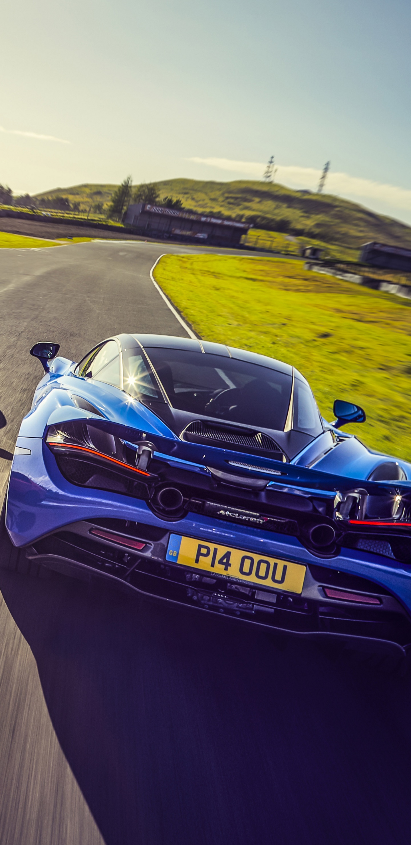 Chevrolet Camaro Jaune et Bleu Sur Route Pendant la Journée. Wallpaper in 1440x2960 Resolution