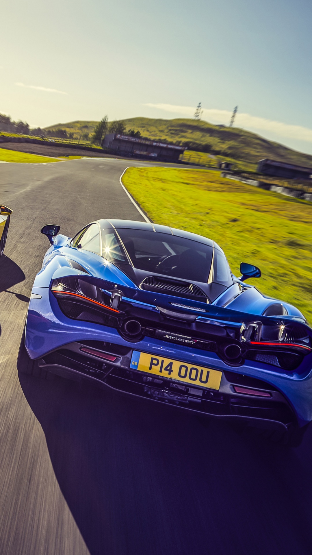 Gelber Und Blauer Chevrolet Camaro Tagsüber Unterwegs. Wallpaper in 1080x1920 Resolution