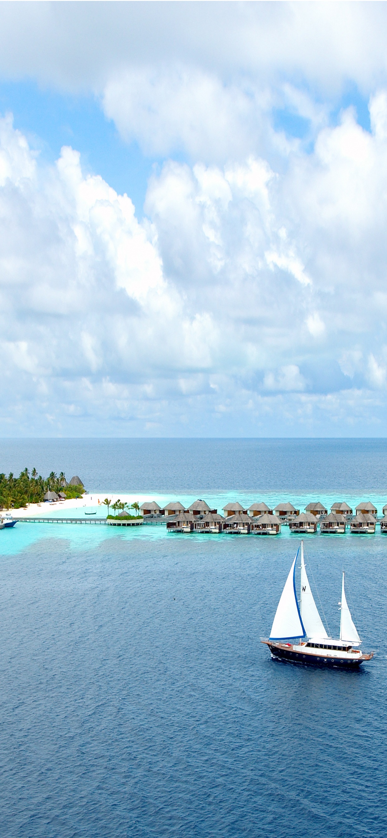 Weißes Segelboot Tagsüber Auf See Sea. Wallpaper in 1242x2688 Resolution