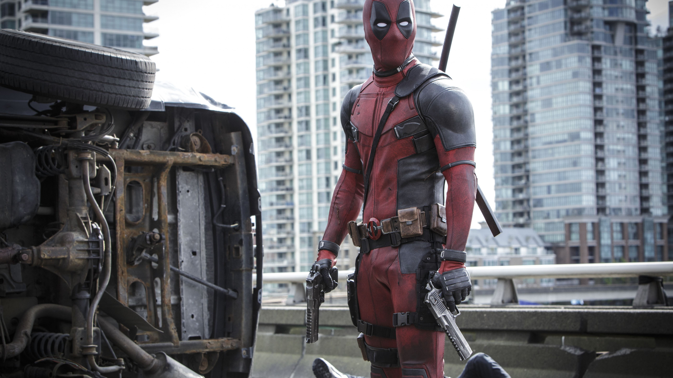 Hombre de Traje Rojo y Negro Con Rifle Negro y Gris. Wallpaper in 2560x1440 Resolution