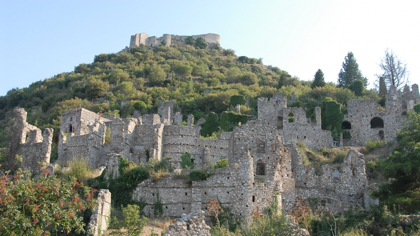 Bâtiment en Béton Brun Sur la Montagne Verte Pendant la Journée. Wallpaper in 1366x768 Resolution