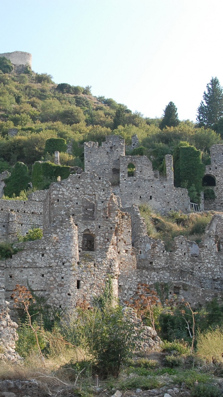 Bâtiment en Béton Brun Sur la Montagne Verte Pendant la Journée. Wallpaper in 720x1280 Resolution