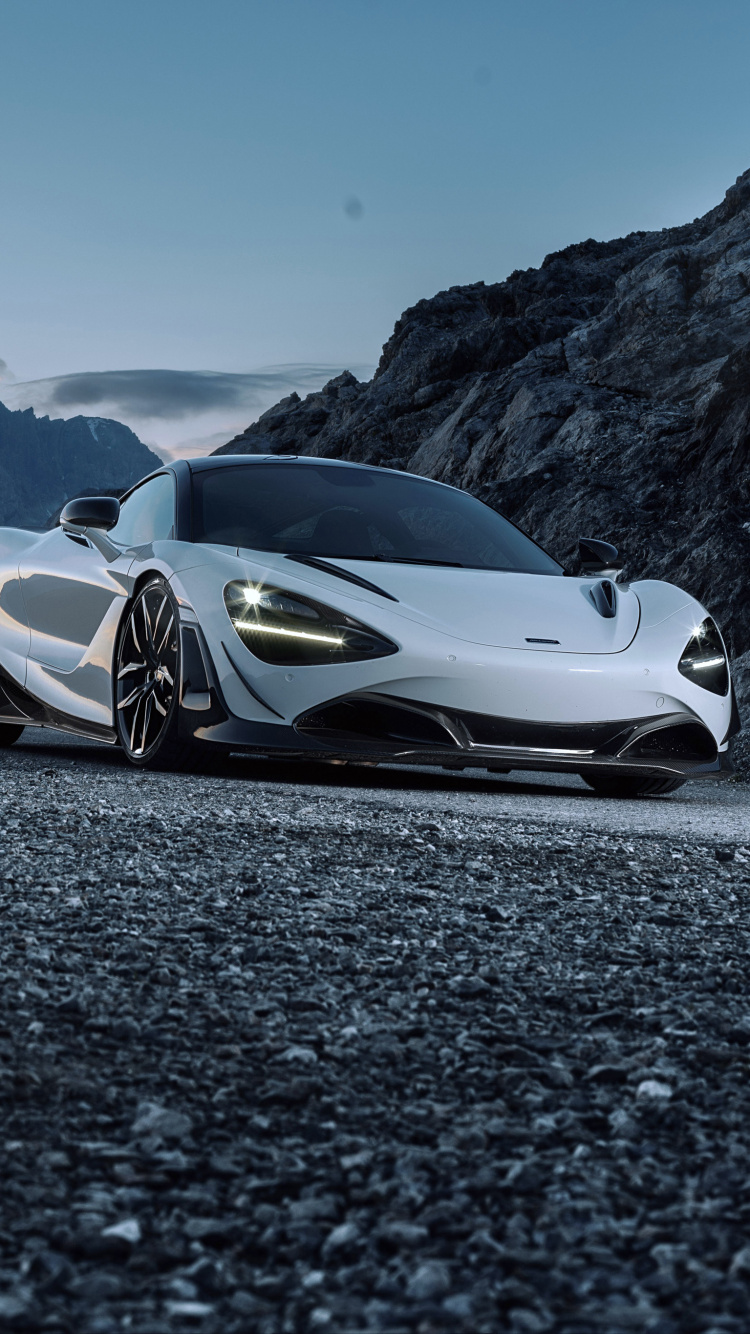 Voiture de Sport Blanche et Noire Sur la Route Pendant la Journée. Wallpaper in 750x1334 Resolution