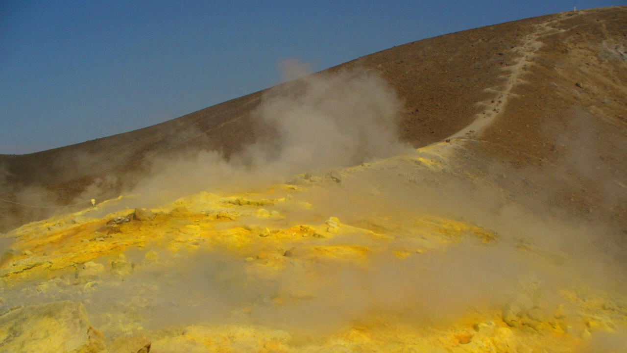 Nuages Jaunes et Blancs Sous Ciel Bleu. Wallpaper in 1280x720 Resolution