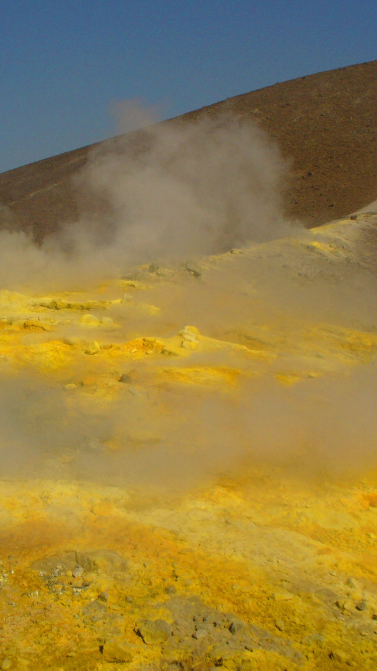 Gelbe Und Weiße Wolken Unter Blauem Himmel. Wallpaper in 750x1334 Resolution