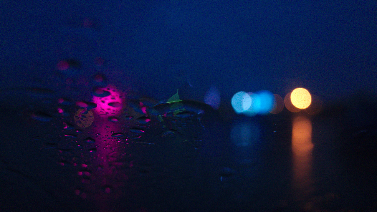 Lila Und Blaue Lichter Auf Der Straße. Wallpaper in 1280x720 Resolution