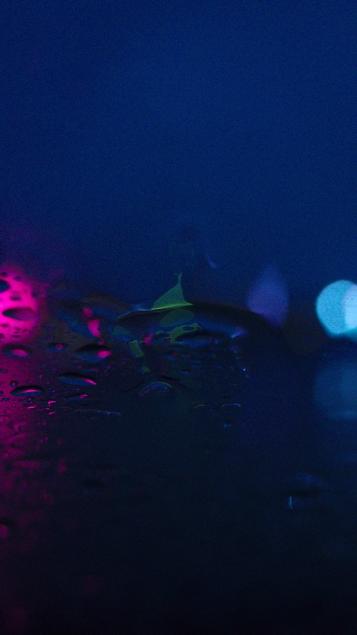 Lila Und Blaue Lichter Auf Der Straße. Wallpaper in 720x1280 Resolution