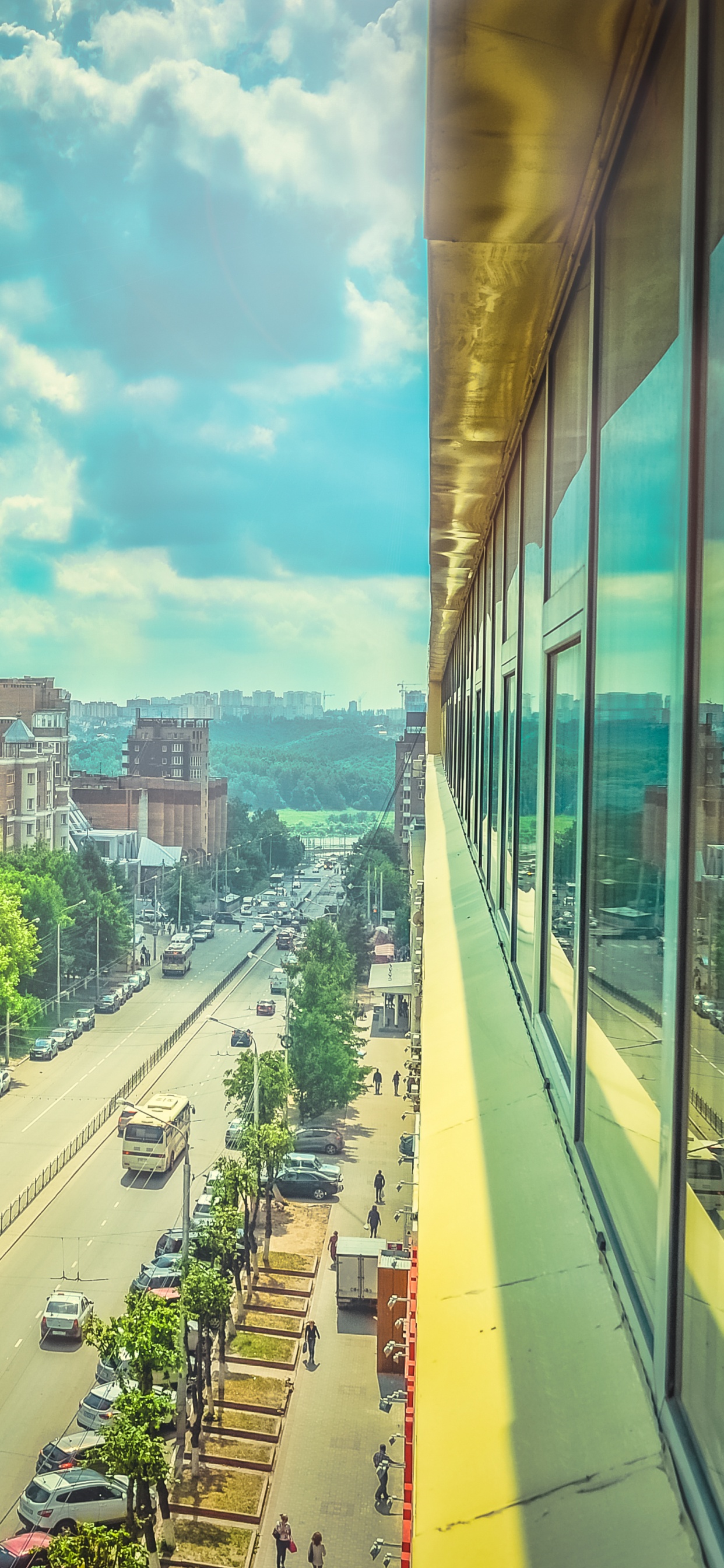 Voitures Sur Route Près Des Bâtiments de la Ville Pendant la Journée. Wallpaper in 1242x2688 Resolution