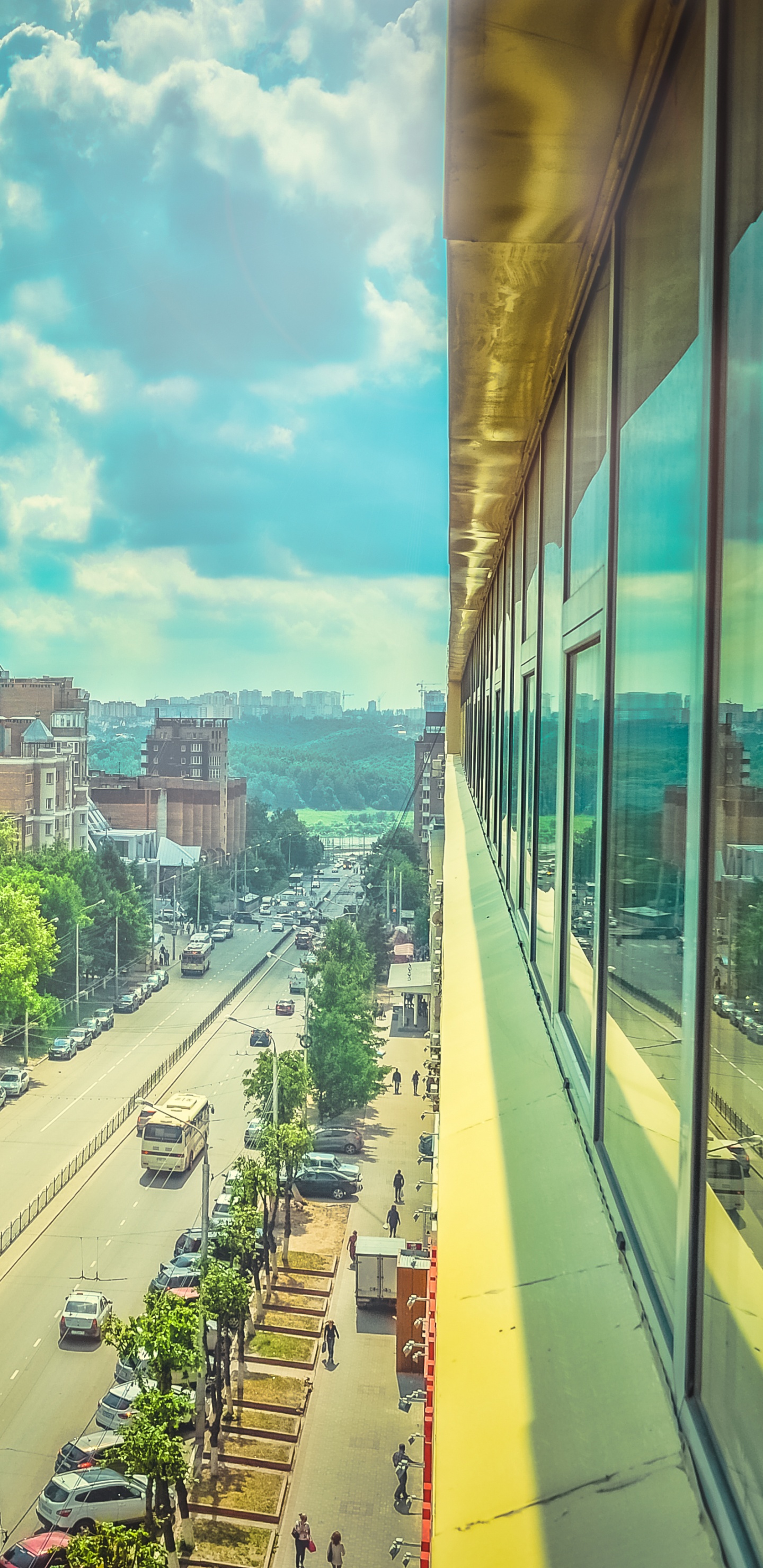 Voitures Sur Route Près Des Bâtiments de la Ville Pendant la Journée. Wallpaper in 1440x2960 Resolution