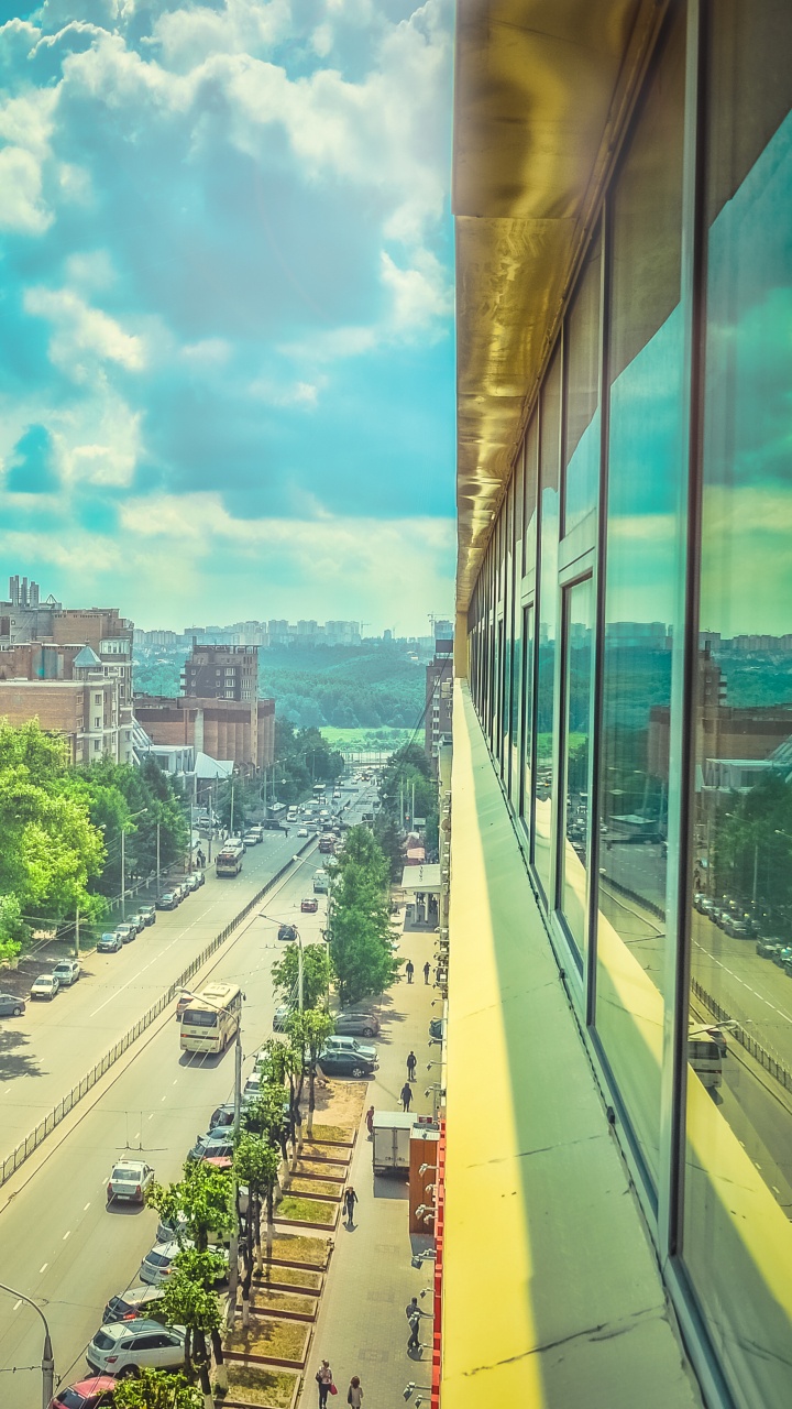 Autos Auf Der Straße in Der Nähe Von Stadtgebäuden Tagsüber. Wallpaper in 720x1280 Resolution