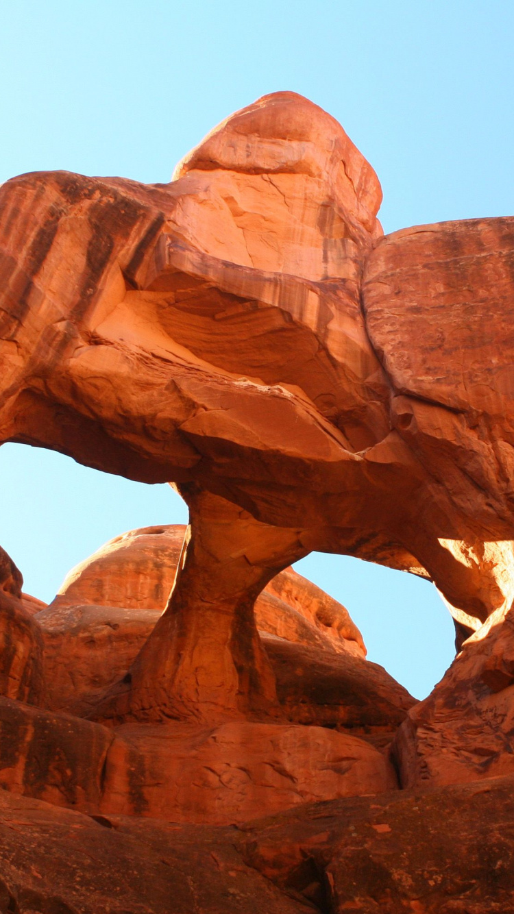 Tagsüber Braune Felsformation Unter Blauem Himmel. Wallpaper in 750x1334 Resolution