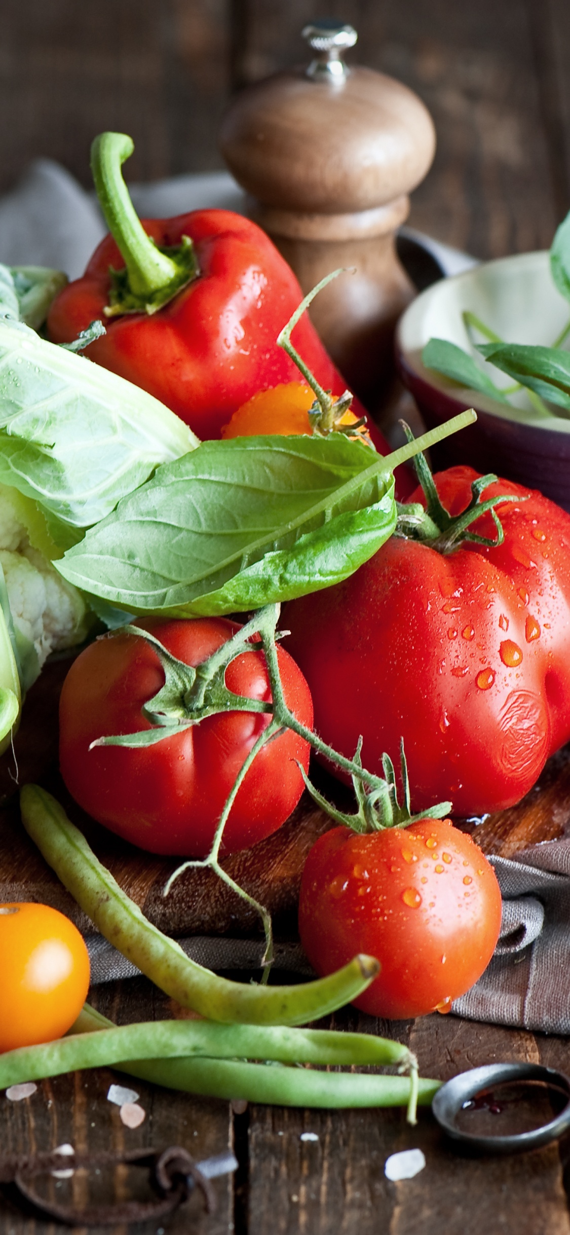 Tomate Rouge et Feuilles Vertes Sur Une Planche à Découper en Bois Marron. Wallpaper in 1125x2436 Resolution