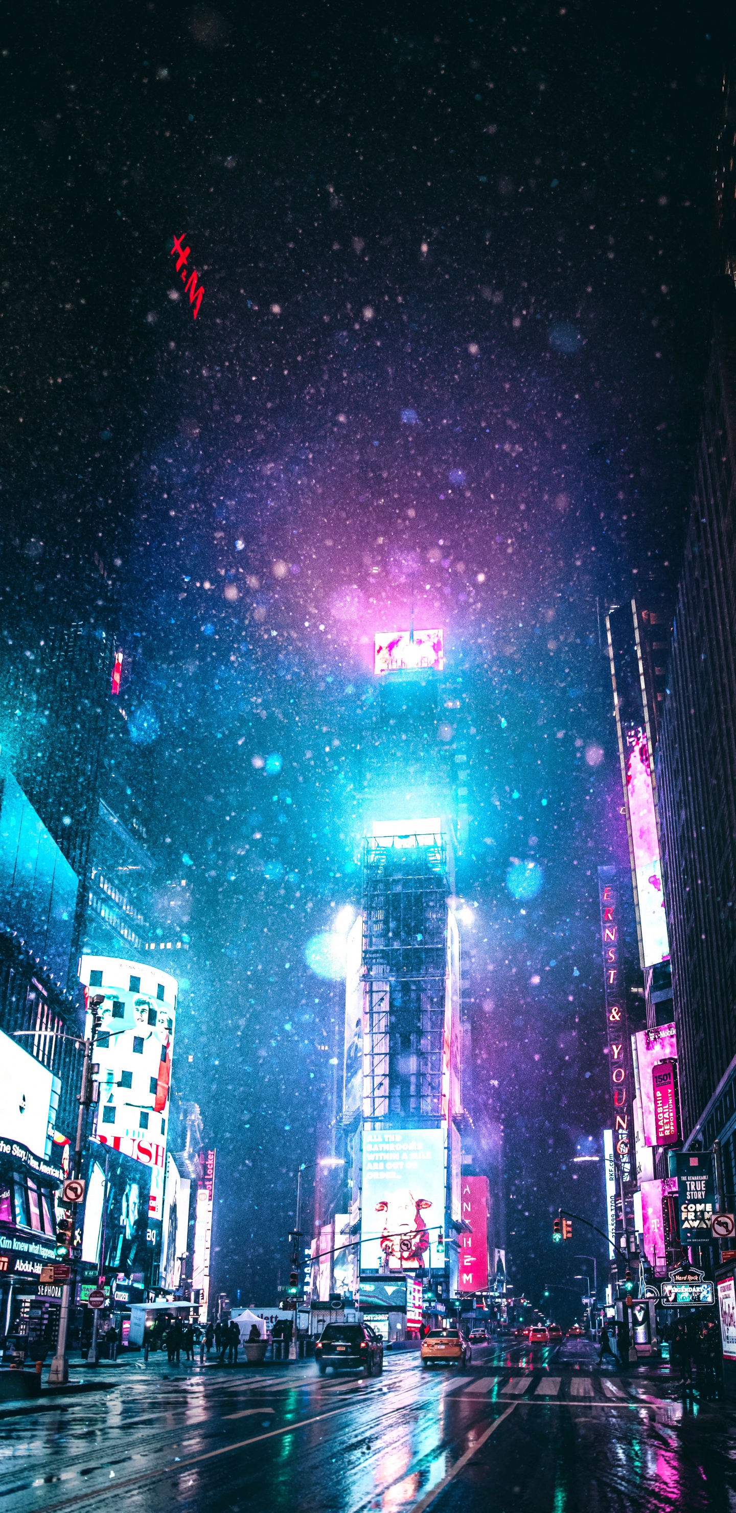 Gente Caminando en la Calle Durante la Noche. Wallpaper in 1440x2960 Resolution