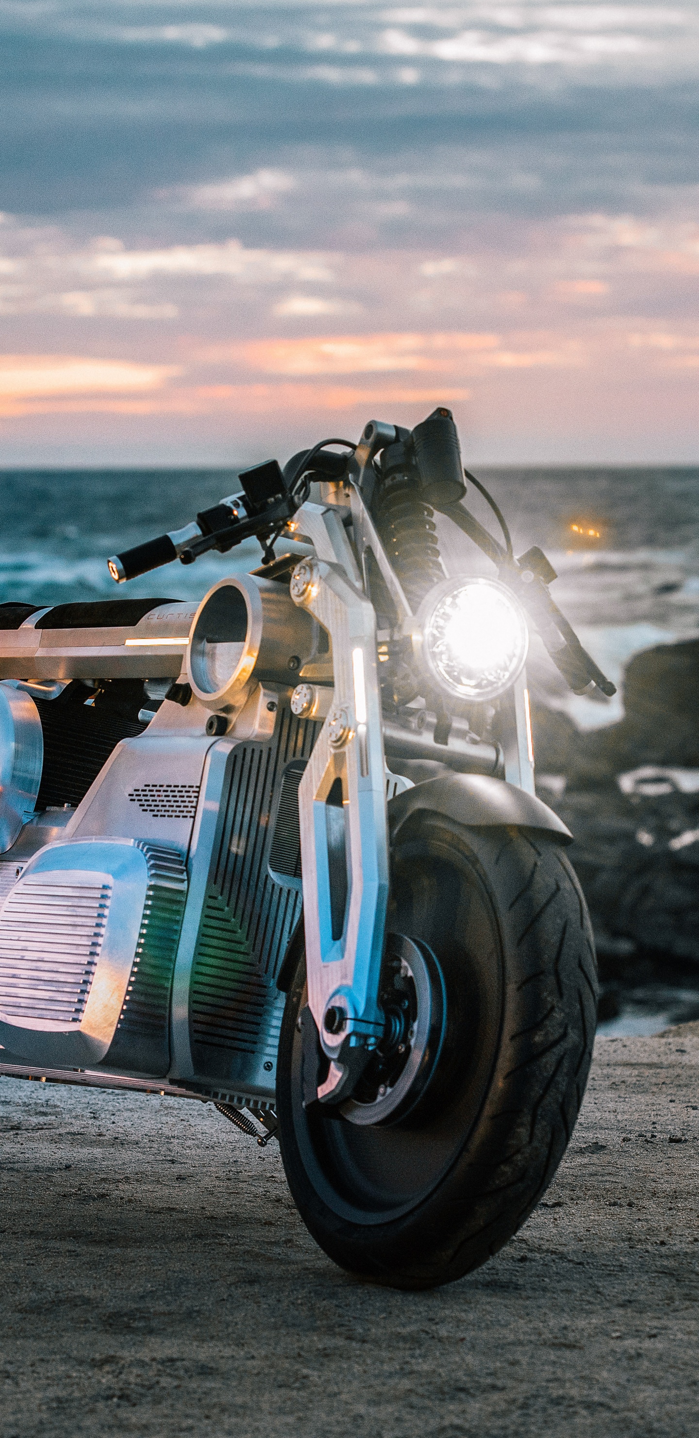 Schwarz-Weiß-Sportfahrrad am Strandufer Bei Sonnenuntergang. Wallpaper in 1440x2960 Resolution