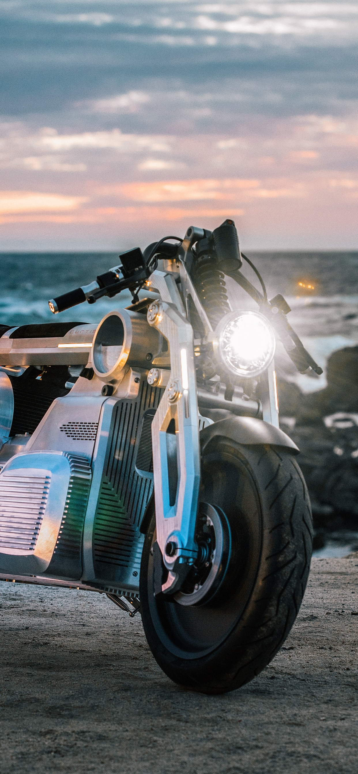 Vélo de Sport Noir et Blanc Sur le Rivage de la Plage Pendant le Coucher du Soleil. Wallpaper in 1242x2688 Resolution