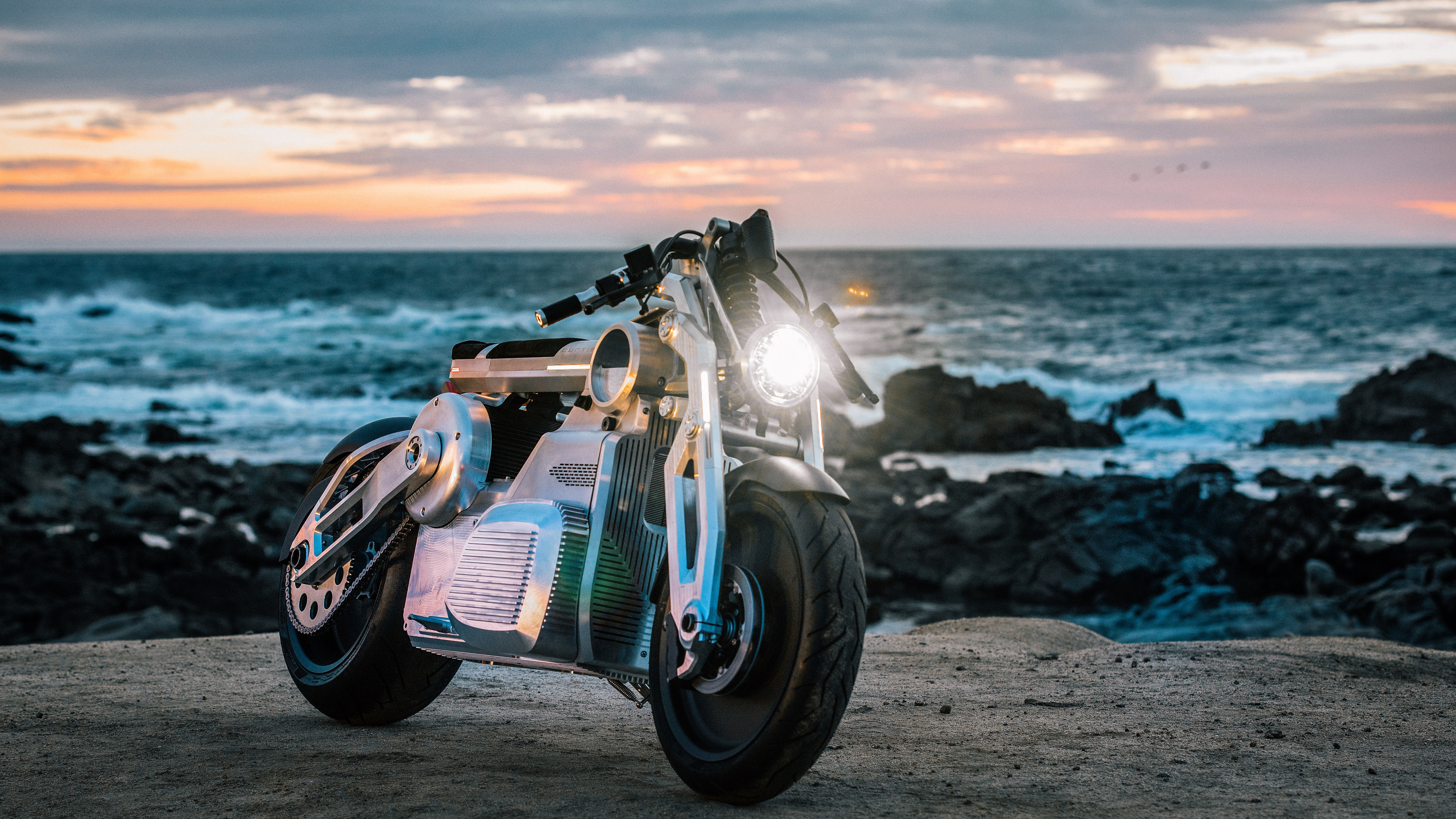 Vélo de Sport Noir et Blanc Sur le Rivage de la Plage Pendant le Coucher du Soleil. Wallpaper in 3840x2160 Resolution