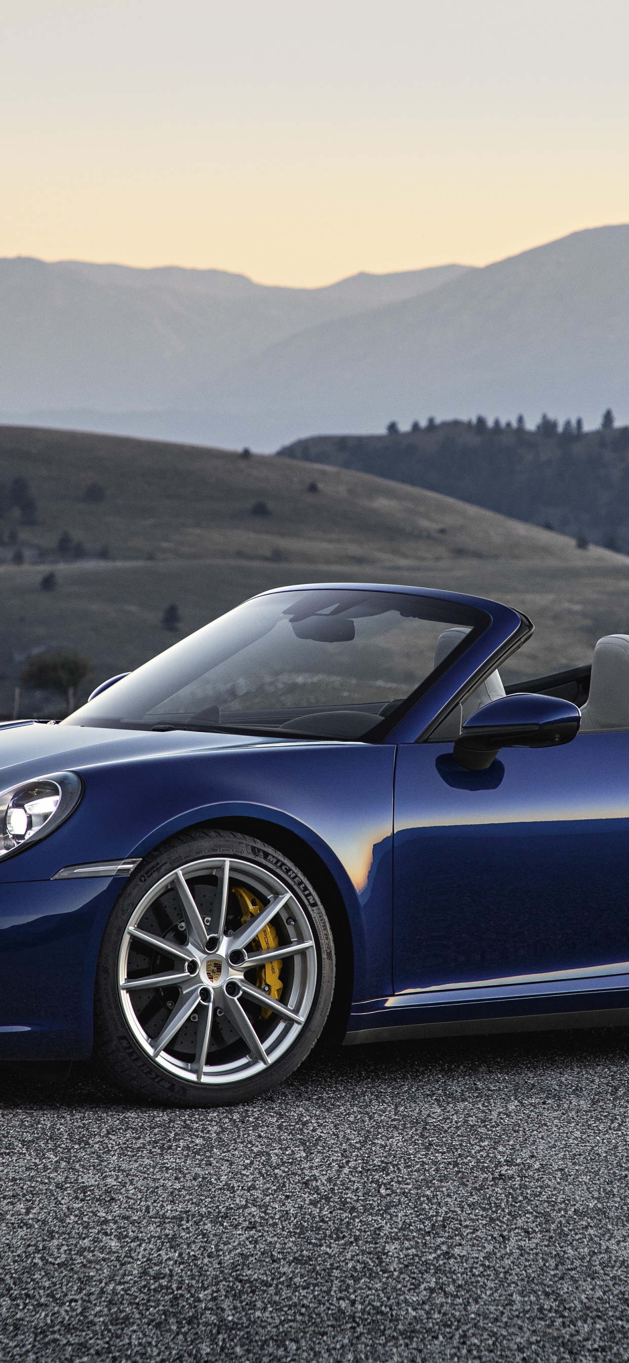 Blaues Porsche 911 Cabrio Coupe. Wallpaper in 1242x2688 Resolution