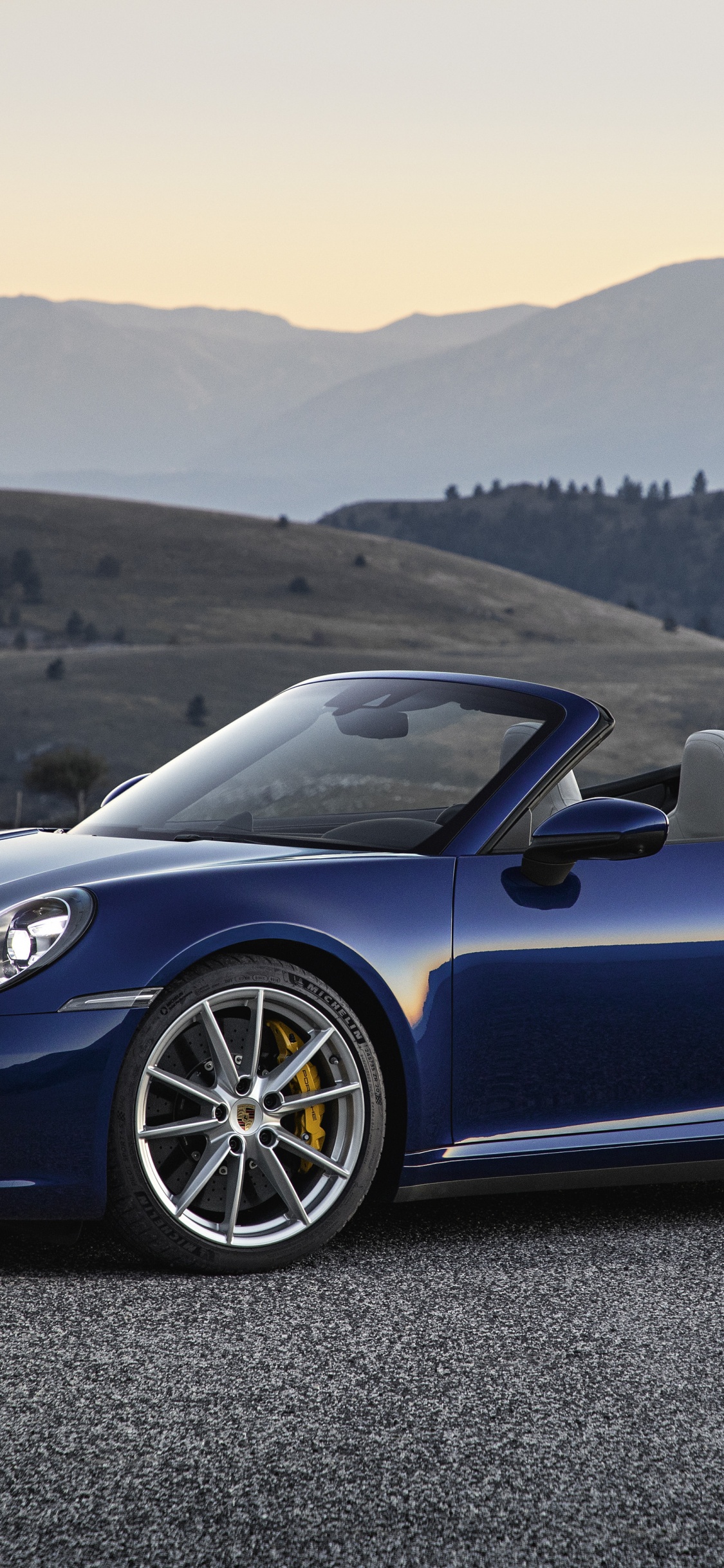 Porsche 911 Cabriolet Coupé Bleu. Wallpaper in 1125x2436 Resolution