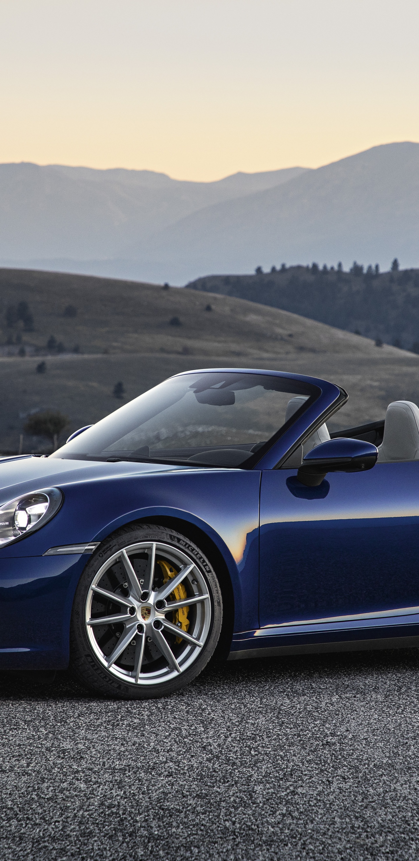 Porsche 911 Cabriolet Coupé Bleu. Wallpaper in 1440x2960 Resolution