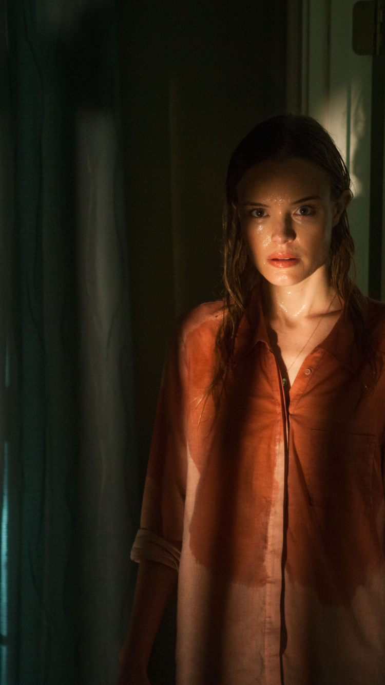 Femme en Robe Marron Debout Près du Rideau Bleu. Wallpaper in 750x1334 Resolution