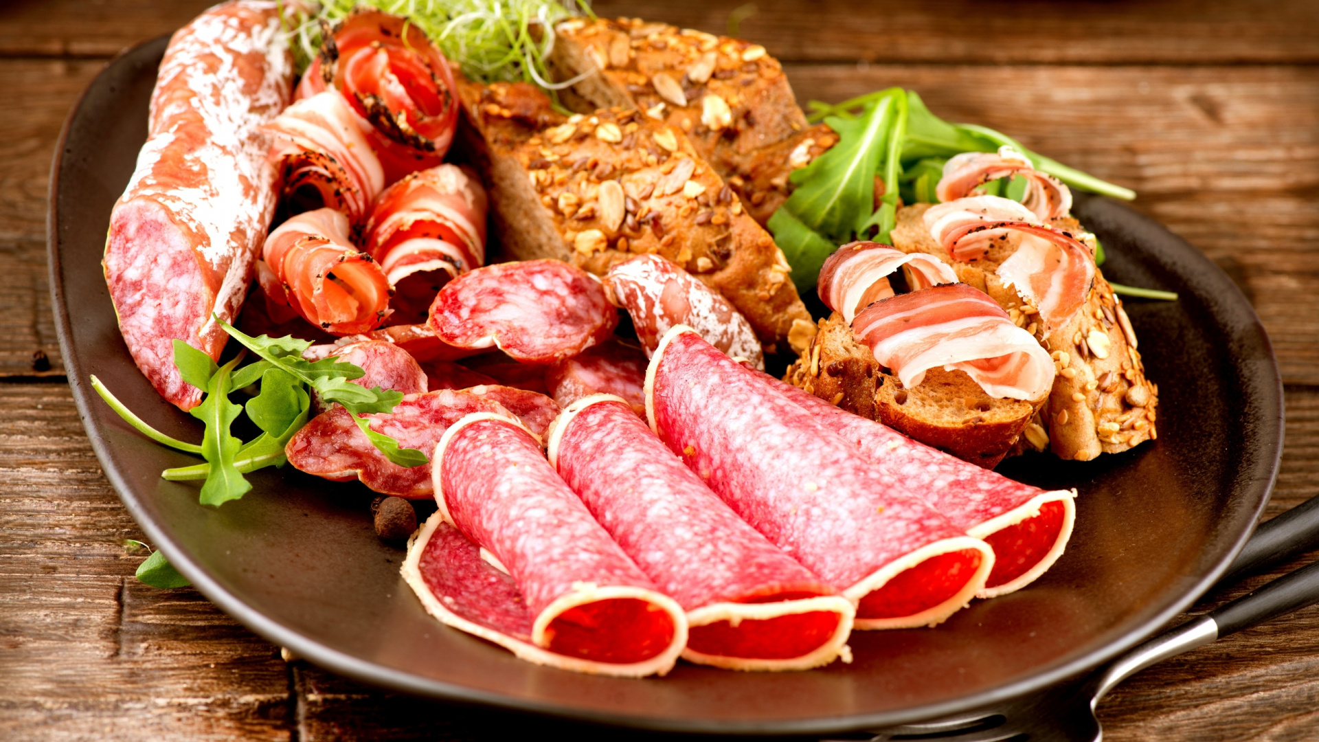 Rohes Fleisch Auf Schwarzem Teller. Wallpaper in 1920x1080 Resolution