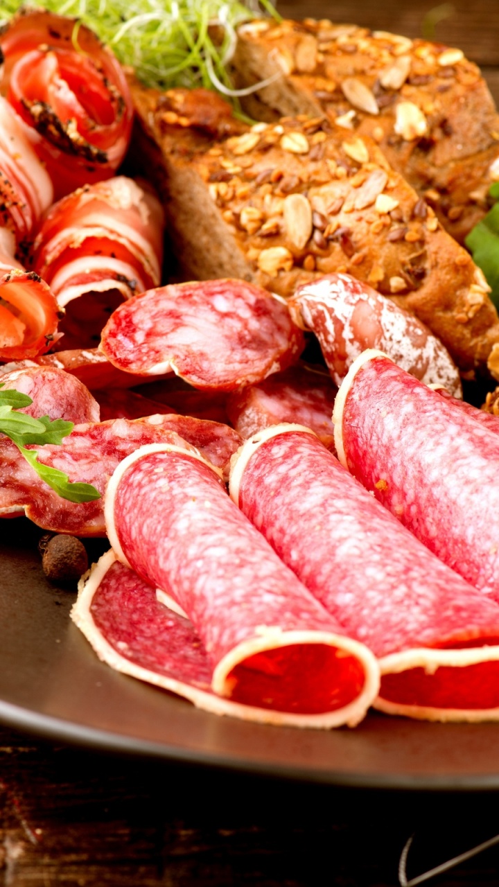 Rohes Fleisch Auf Schwarzem Teller. Wallpaper in 720x1280 Resolution