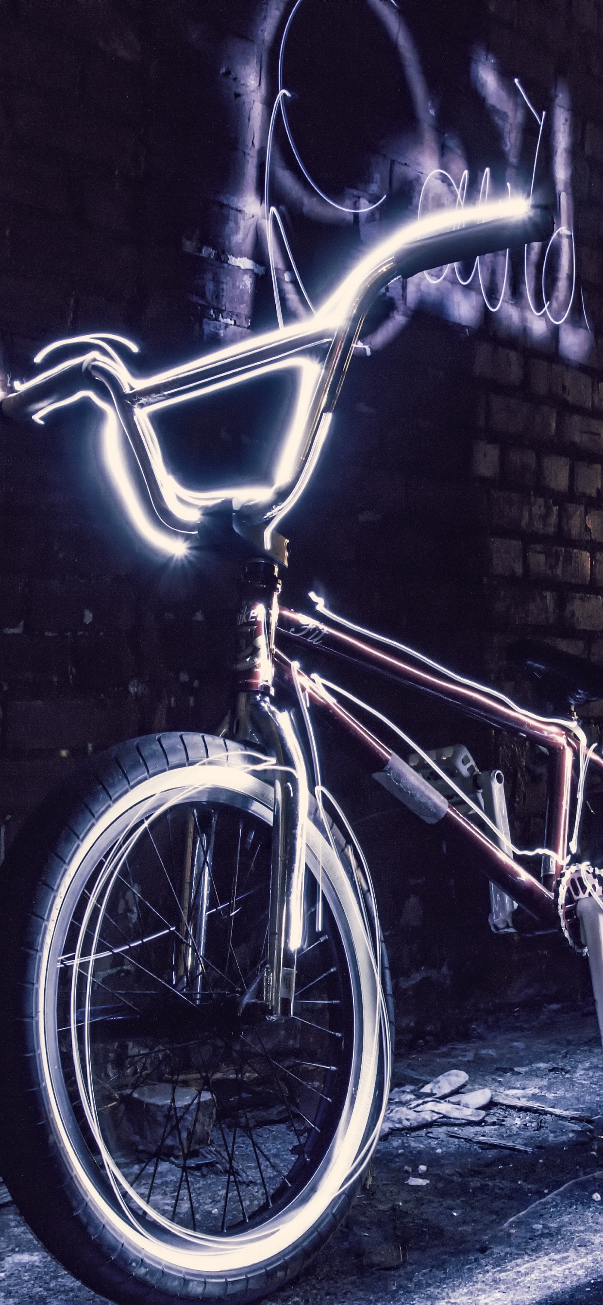 Bicicleta de Ciudad Azul Sobre Piso de Concreto Gris. Wallpaper in 1242x2688 Resolution