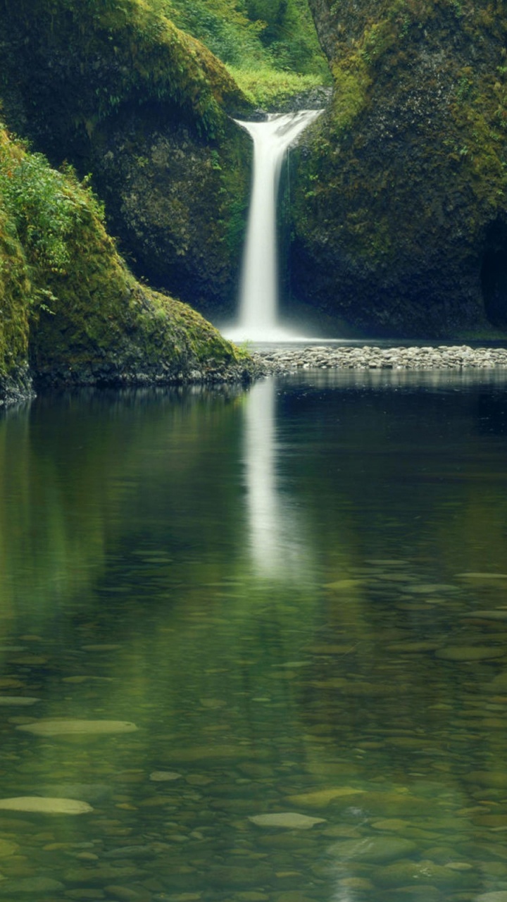 Grüne Und Weiße Wasserfälle. Wallpaper in 720x1280 Resolution