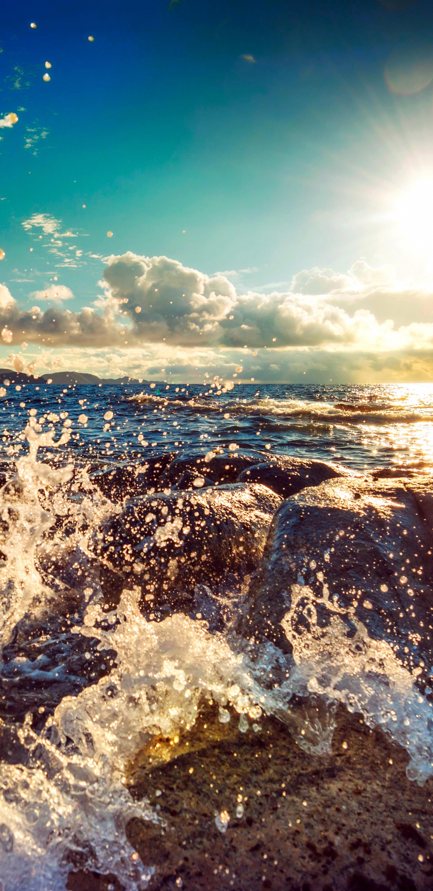 Les Vagues de L'océan S'écrasent Sur le Rivage Pendant la Journée. Wallpaper in 1440x2960 Resolution