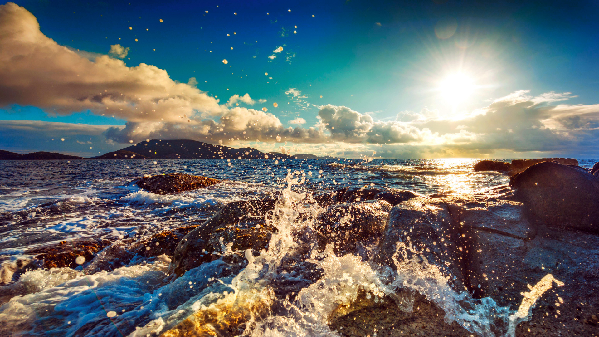 Les Vagues de L'océan S'écrasent Sur le Rivage Pendant la Journée. Wallpaper in 1920x1080 Resolution