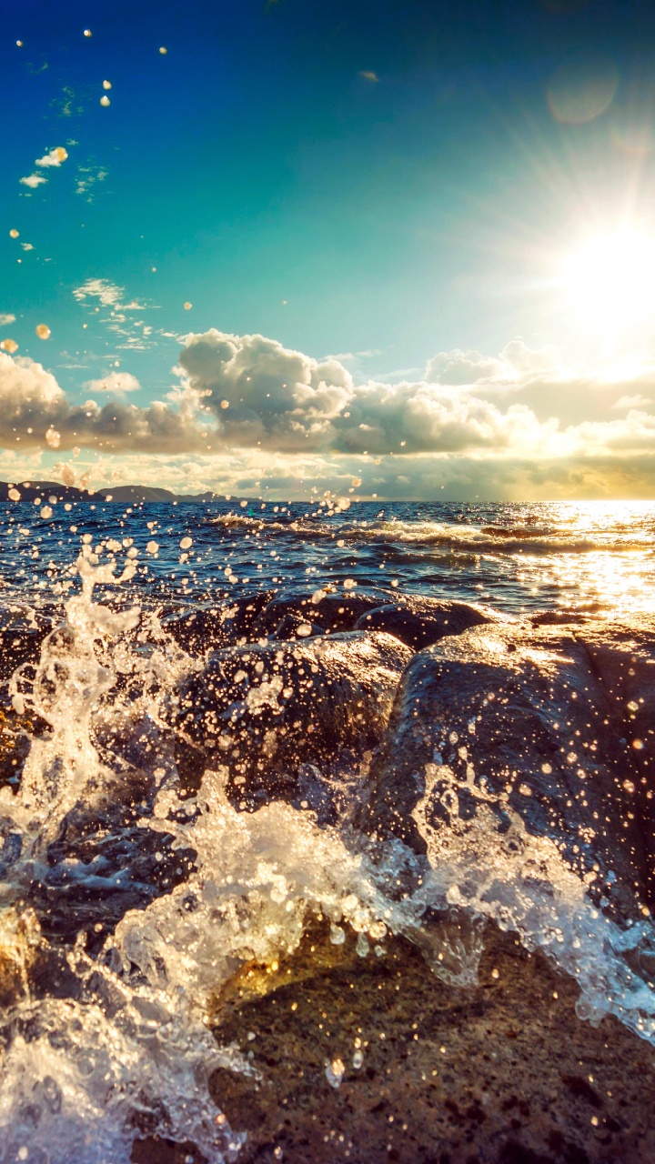 Les Vagues de L'océan S'écrasent Sur le Rivage Pendant la Journée. Wallpaper in 720x1280 Resolution