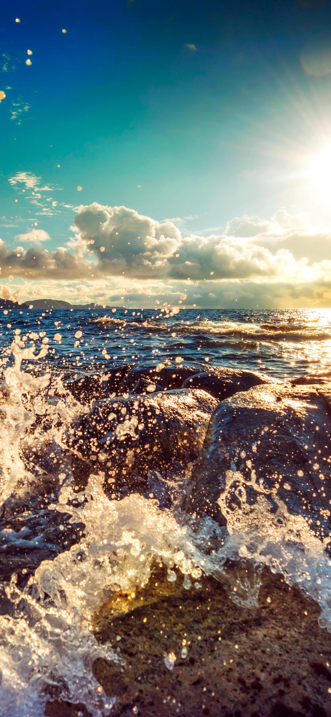 Ocean Waves Crashing on Shore During Daytime. Wallpaper in 1125x2436 Resolution