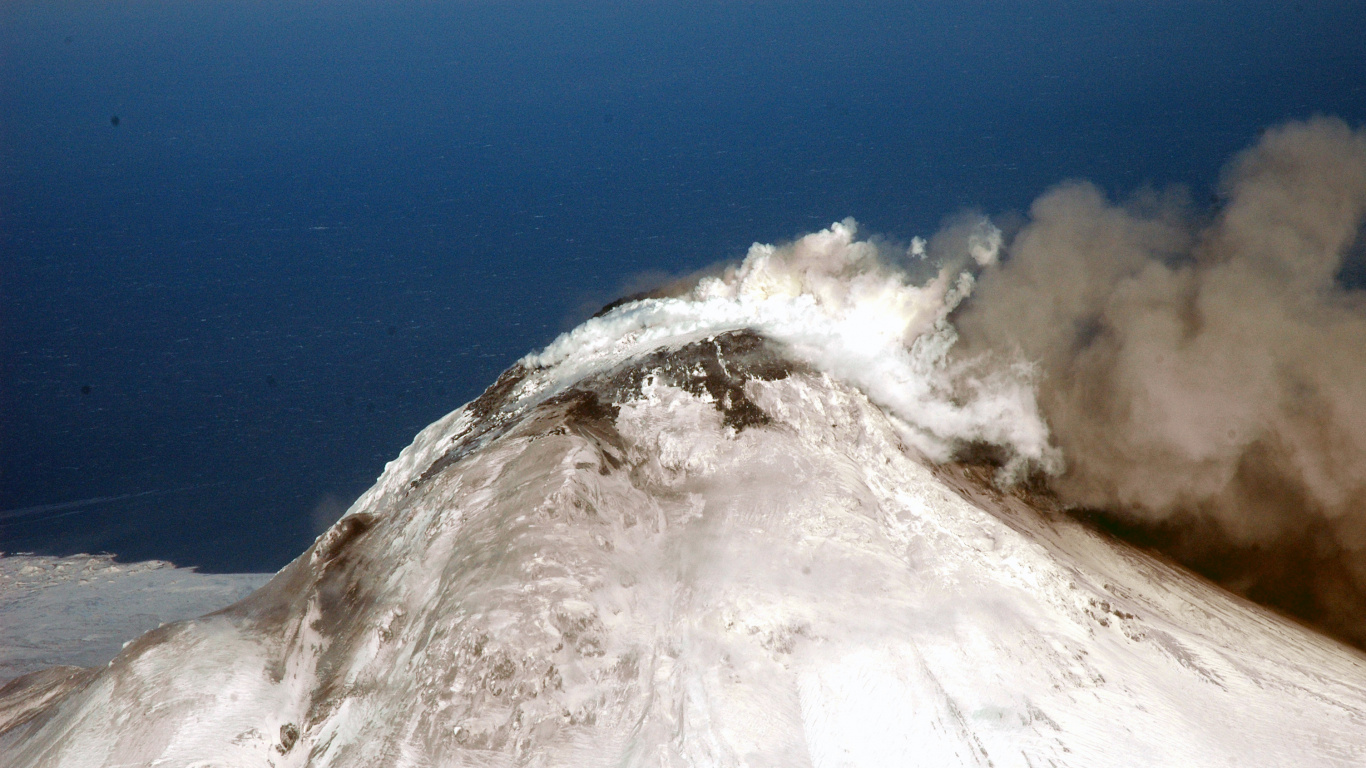 White and Gray Mountain Under Blue Sky During Daytime. Wallpaper in 1366x768 Resolution